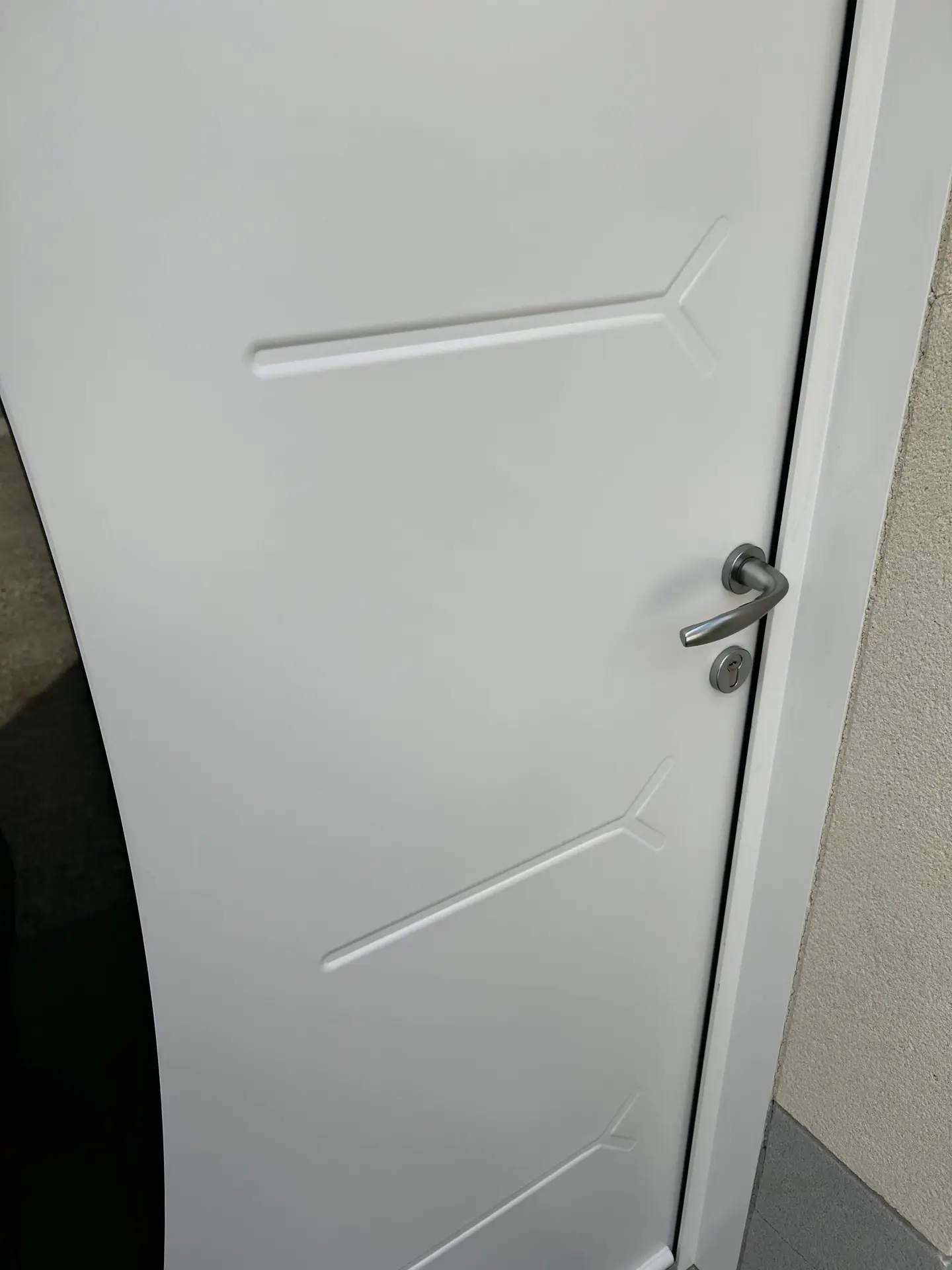 porte blanche réparée